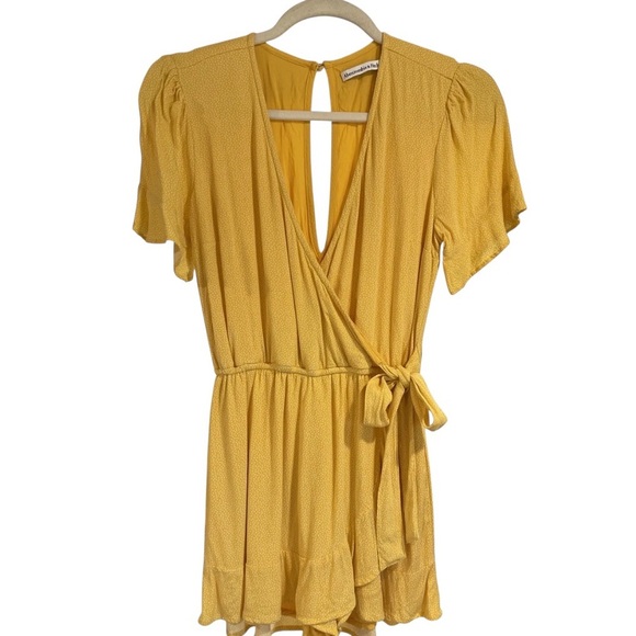 Abercrombie & Fitch Mustard Yellow Shorts Romper Size Small - Picture 3 of 7